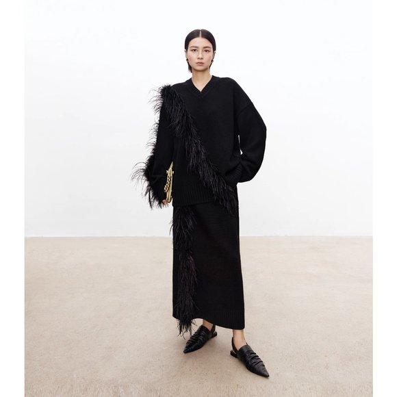 CHICJOC Women cashmere and wool V-neck skirt with handmade ostrich feath… - Picture 1 of 7